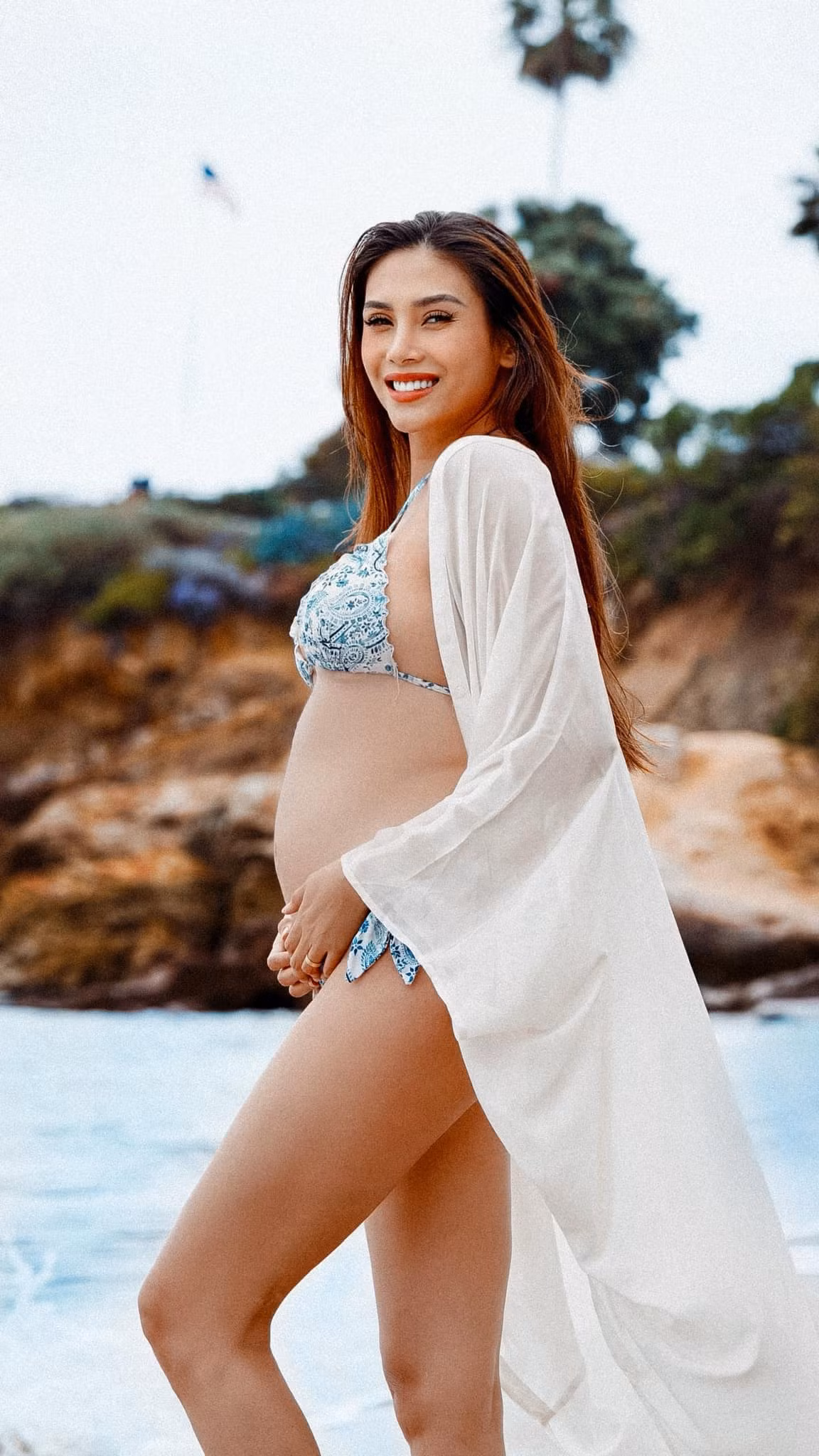 Siêu mẫu Võ Hoàng Yến khoe bụng bầu 5 tháng.