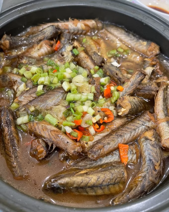 Cá kèo kho - món đặc sản miền Tây - trông vô cùng hấp dẫn qua bàn tay chế biến của mỹ nhân 9X.