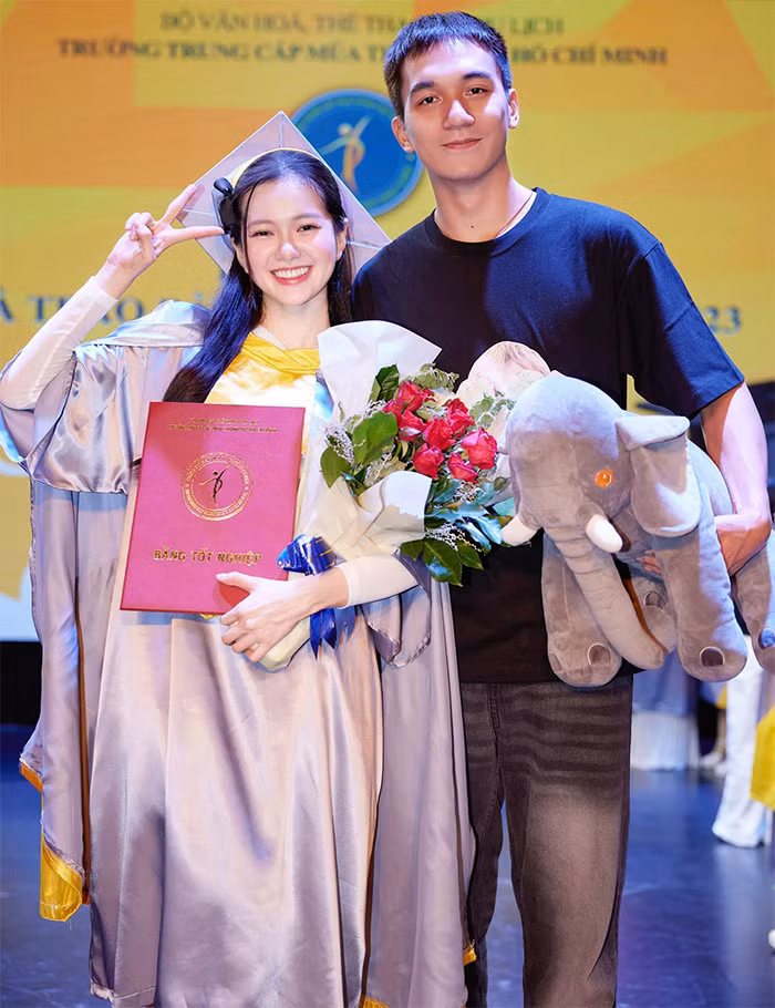 Hai người thường xuyên xuất hiện cùng nhau trong các sự kiện. Yên Đan cho biết cô cảm thấy may mắn vì luôn được bạn trai ủng hộ, hỗ trợ. (Ảnh: FB Yên Đan)