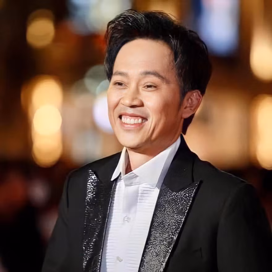 Hoài Linh là diễn viên đạt được nhiều giải thưởng Mai Vàng. Ông được phong danh hiệu Nghệ sĩ Ưu tú vào năm 2015 và là nghệ sĩ hải ngoại đầu tiên được phong tặng danh hiệu này. Ảnh: FB Võ Hoài Linh