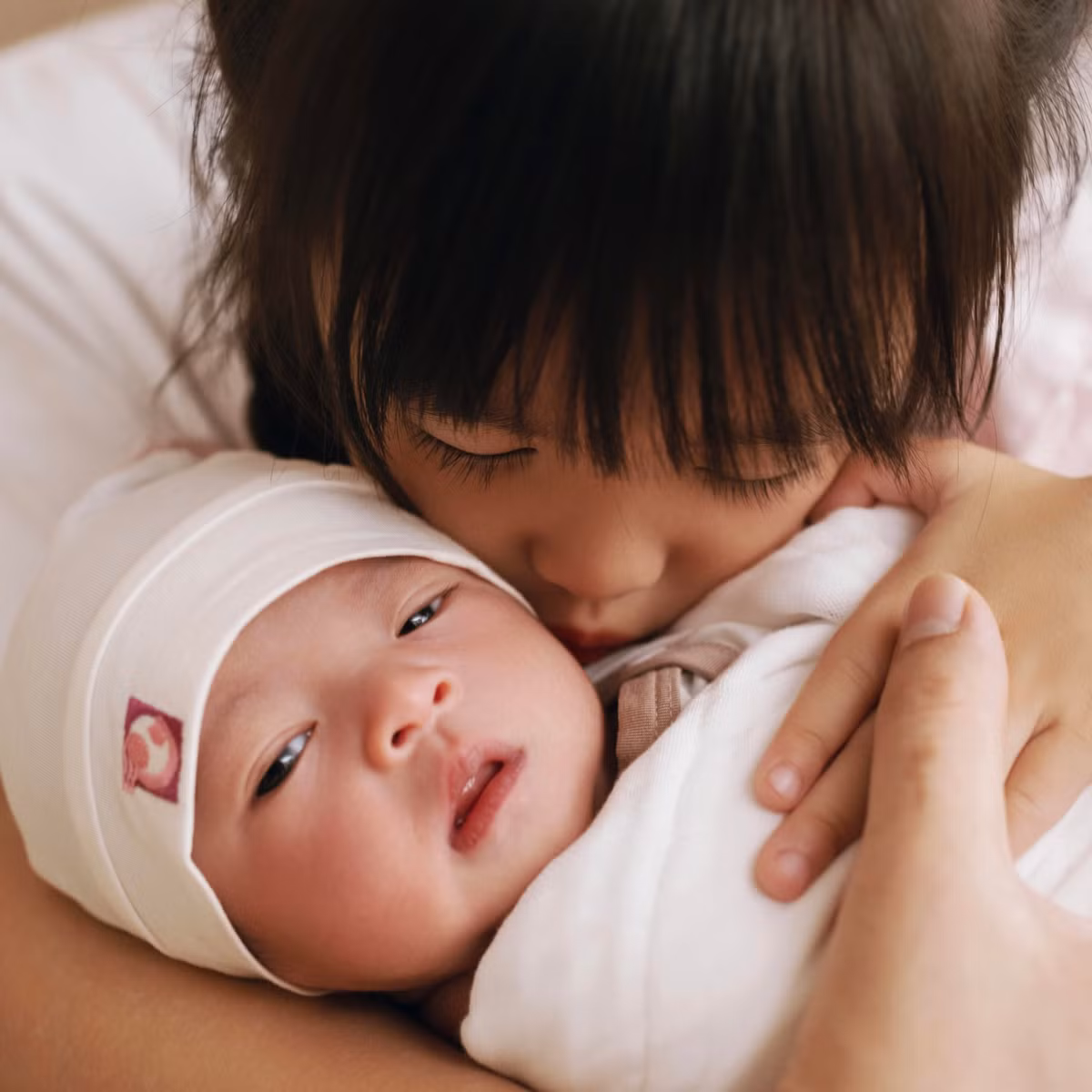 Khoảnh khắc 2 nhóc tỳ nhà Đông Nhi - Ông Cao Thắng trên trang cá nhân. Ảnh: FB Winnie Ông