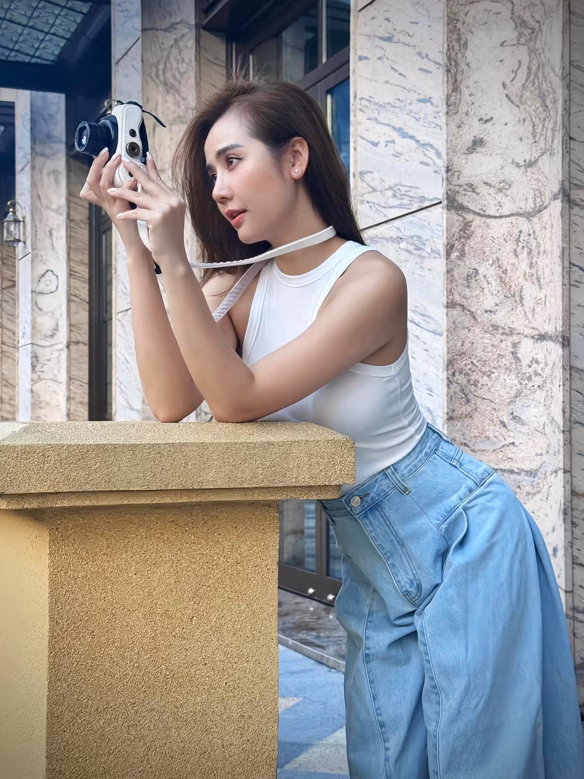"Mình mà là đàn ông thì không mỹ nhân nào phải rơi lệ", Huyền Lizzie viết. Ảnh: FB Phan Minh Huyền
