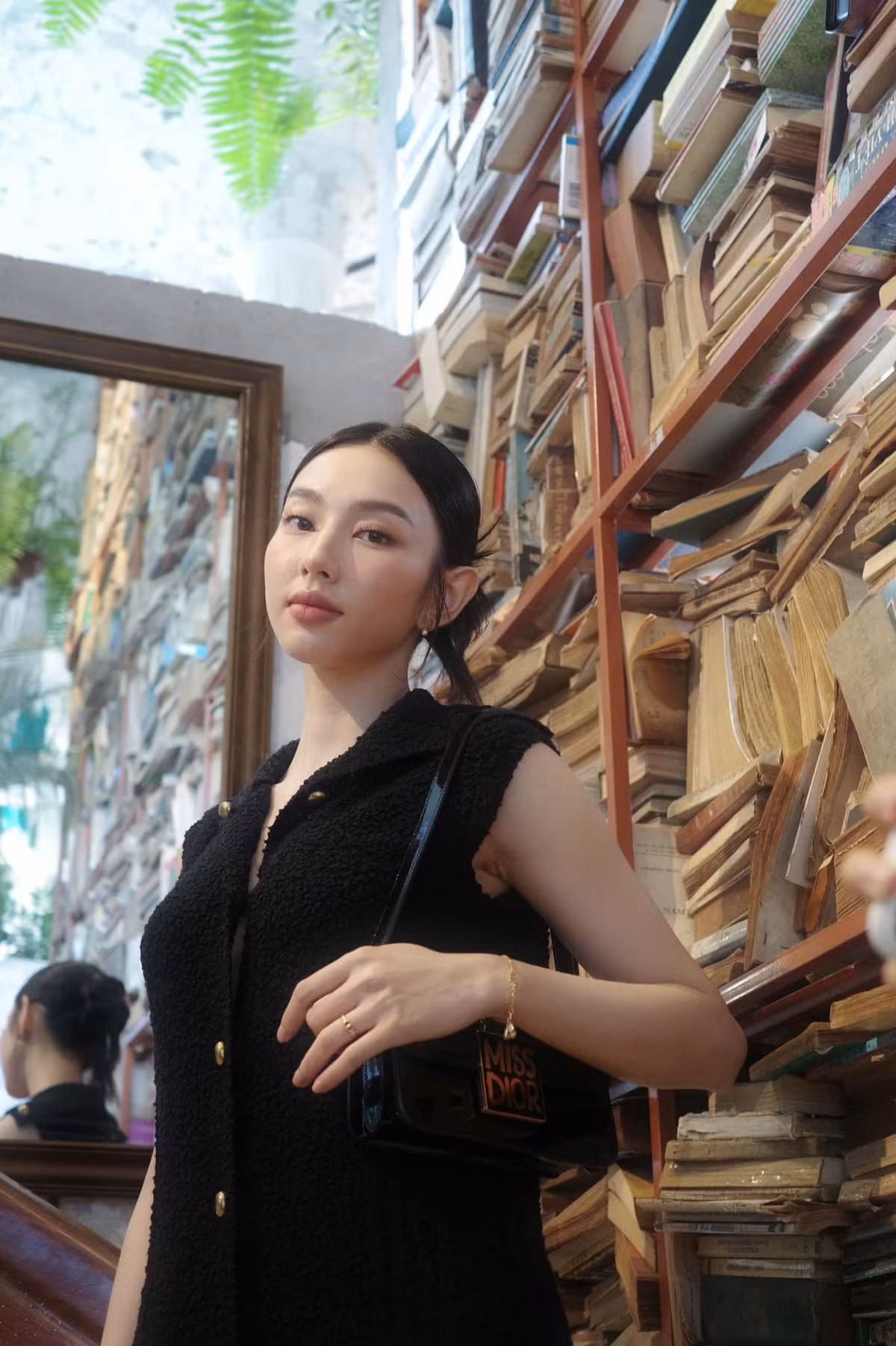 Hoa hậu Thùy Tiên thả dáng tại thư viện. Ảnh: FB Nguyễn Thúc Thuỳ Tiên