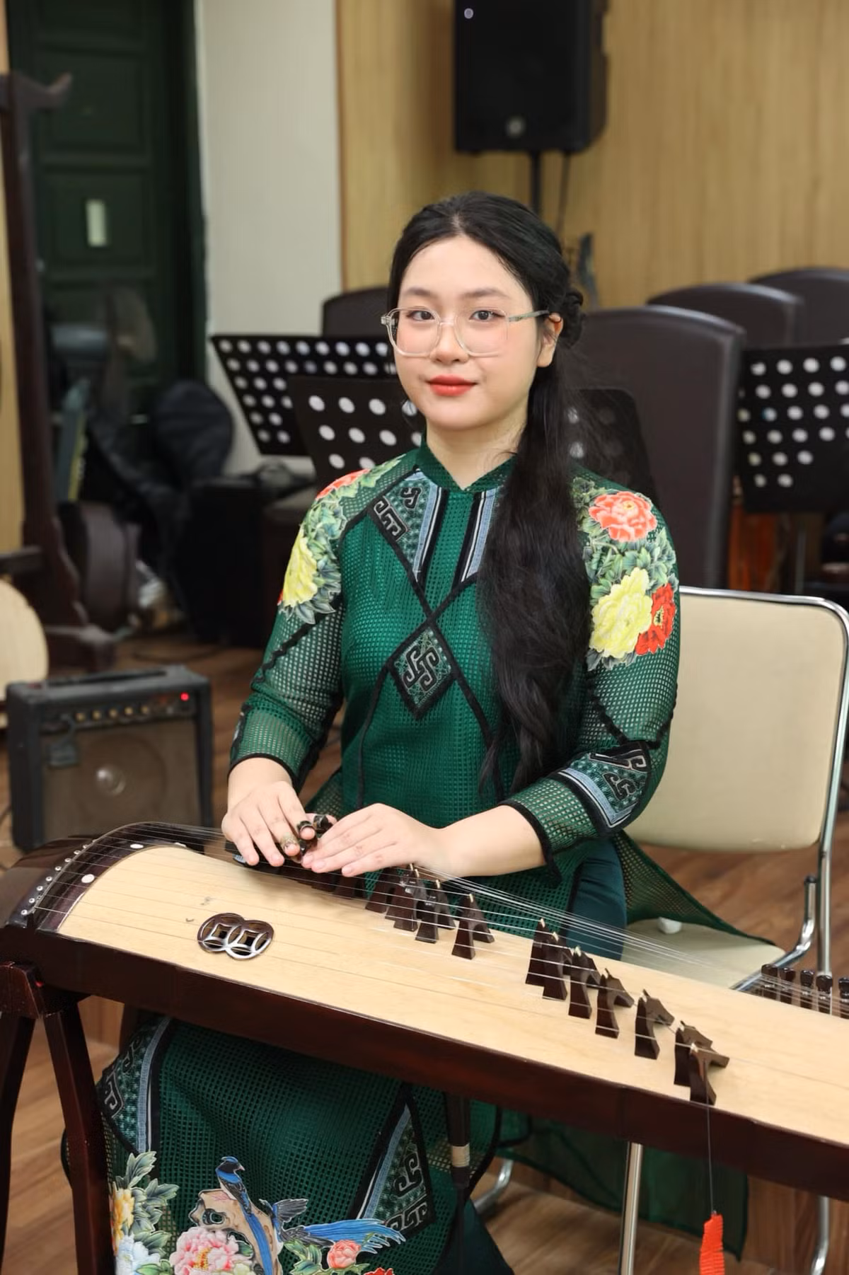 Thảo Nguyên được biết đến là một cô gái xinh đẹp, dịu dàng với nụ cười rạng rỡ.