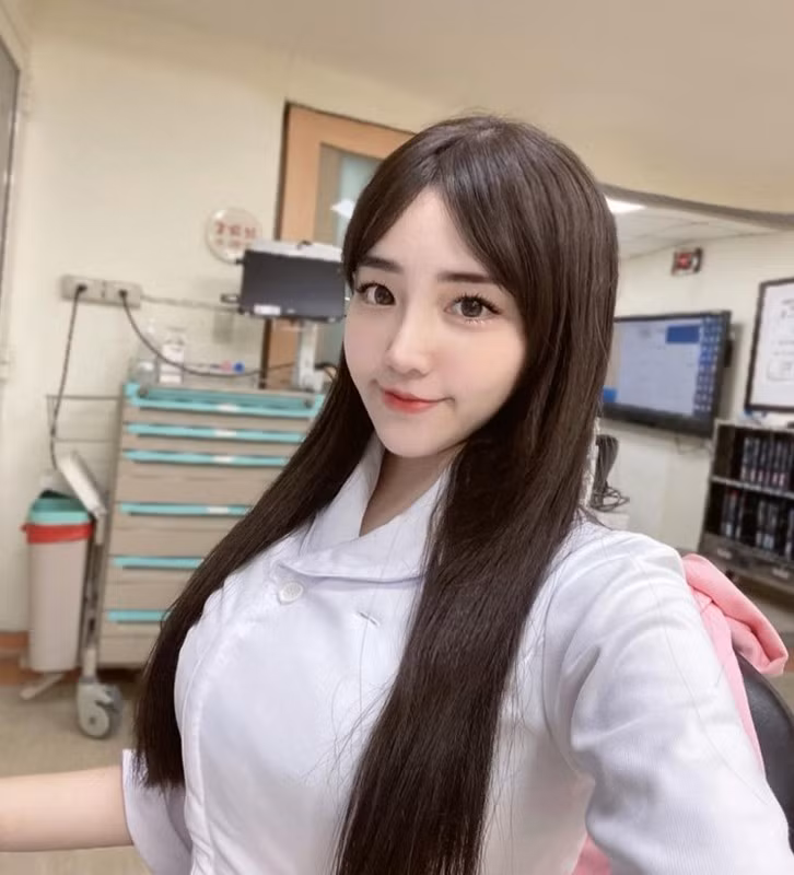 Li Yizhen (nick name Elle Li, sinh năm 1995) nổi tiếng với danh xưng '' Nữ y tá xinh nhất Đài Loan".