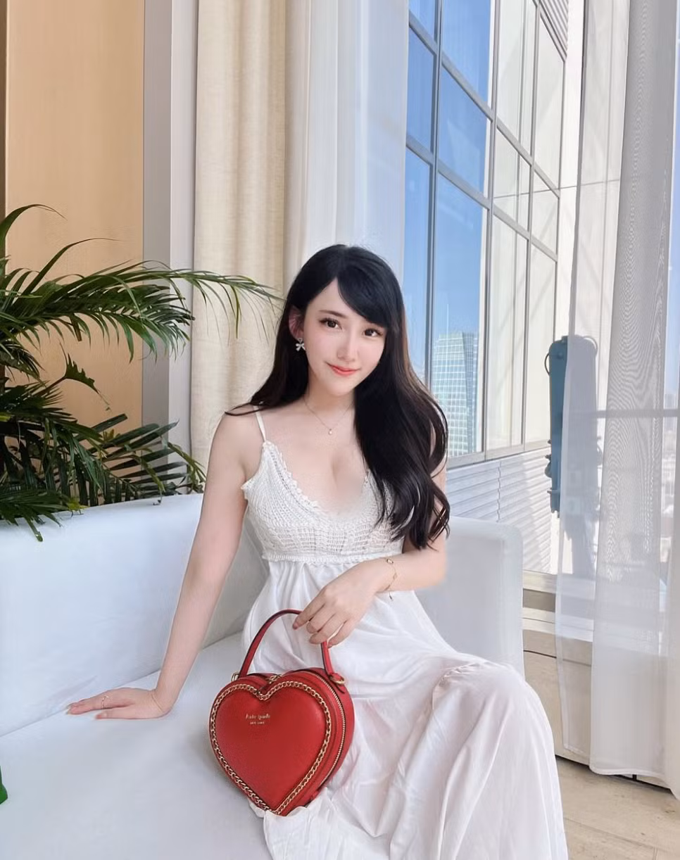Li Yizhen cũng chuộng những dáng váy ngắn tôn đôi chân thon, thẳng, dài của mình.
