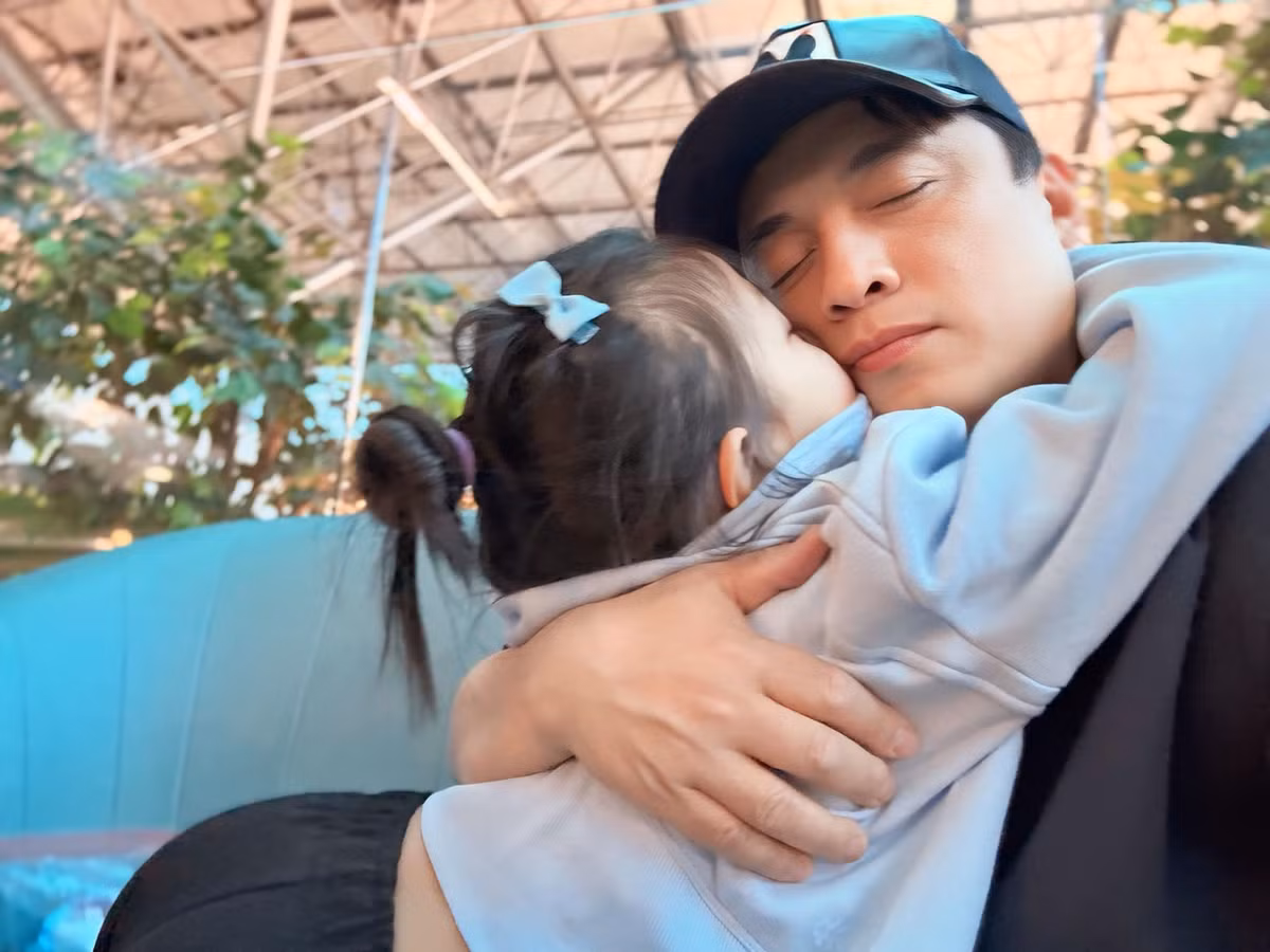 Con gái ca sĩ Lam Trường ôm hôn rồi nói: "Con thương ba".