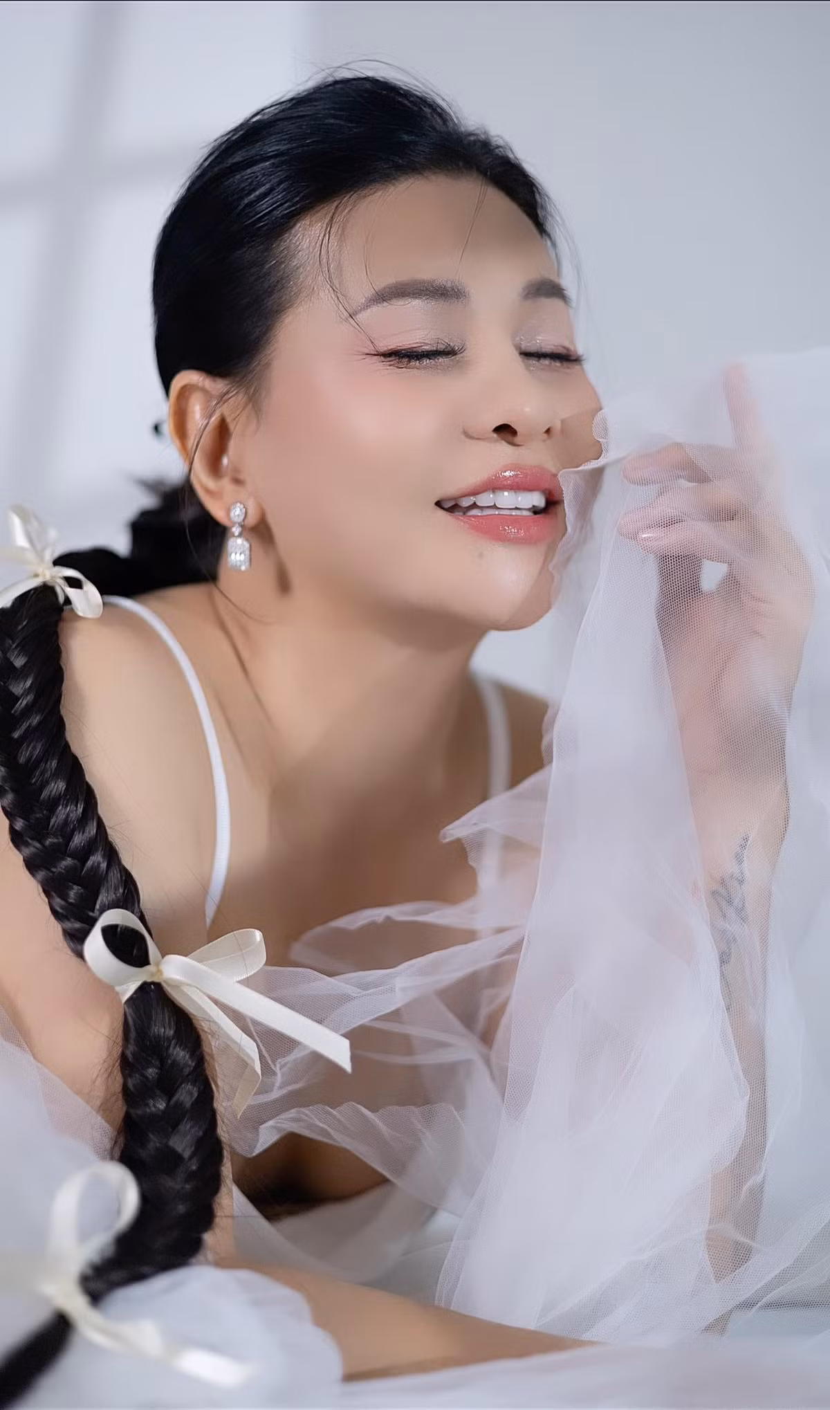 Diễn viên Cát Phượng đăng ảnh gợi cảm, nêu quan điểm về tình yêu.