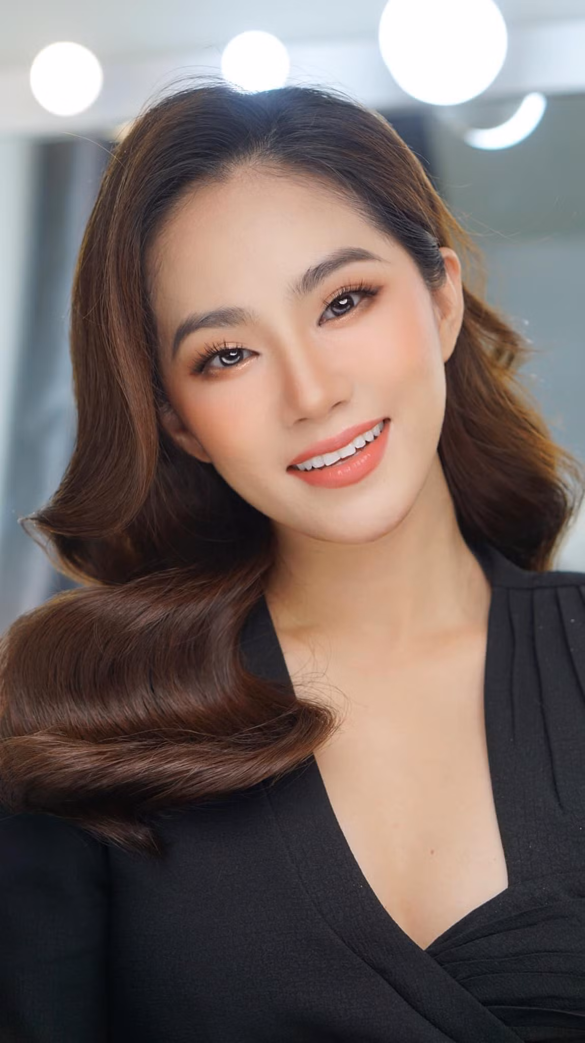 Ca sĩ Lương Bích Hữu hài lòng phong cách trang điểm nhẹ nhàng.