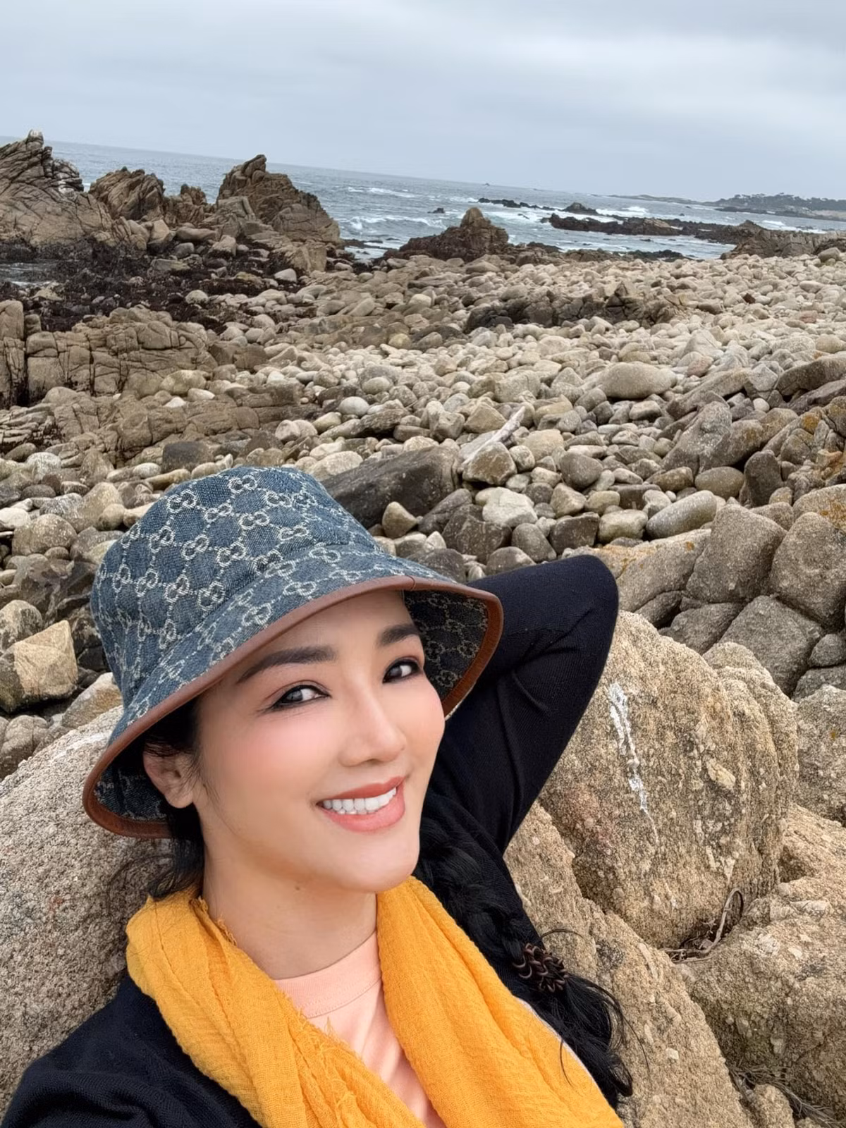Hoa hậu Giáng My thảnh thơi, thả người bên bờ biển.