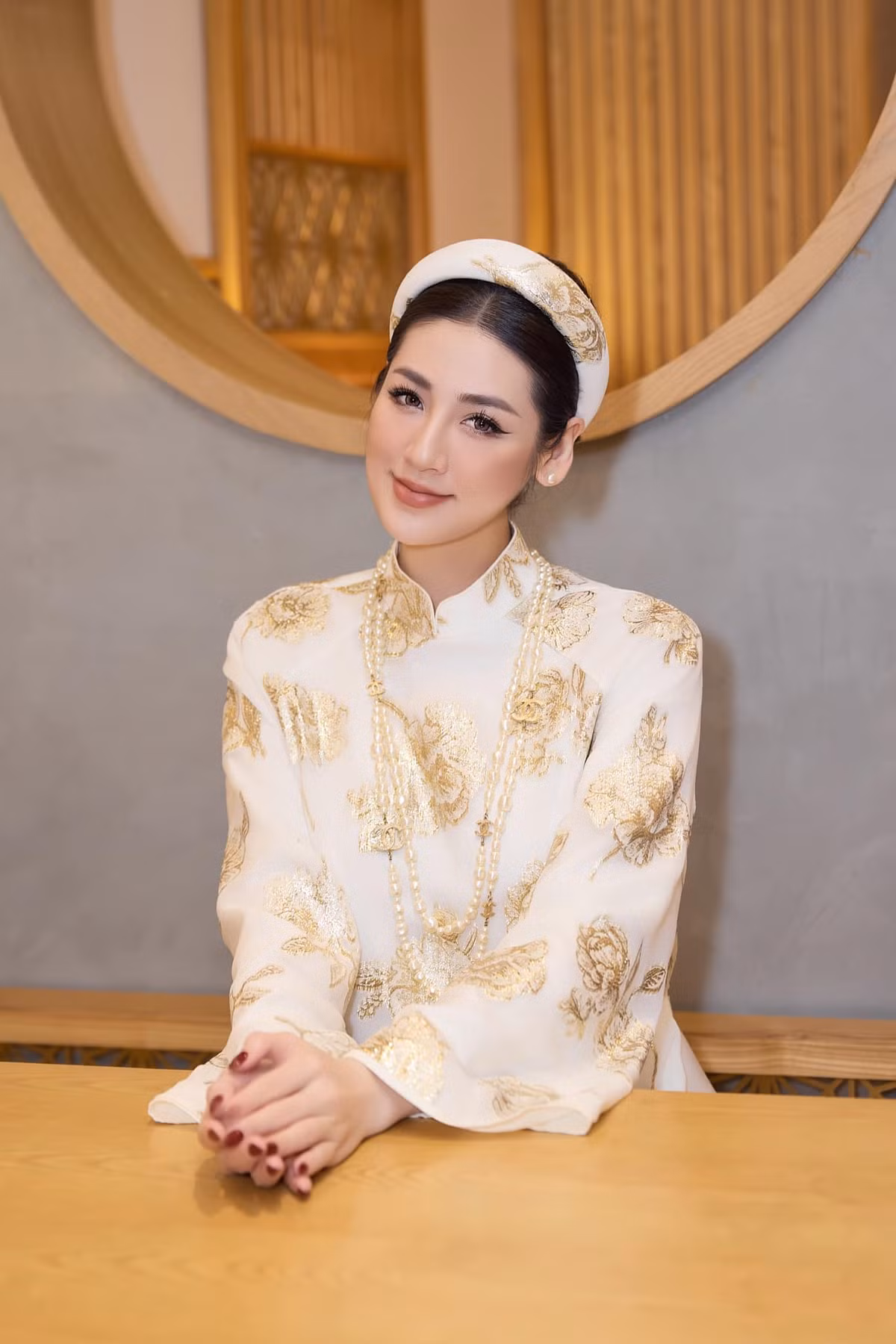 Á hậu Dương Tú Anh xinh đẹp trong một sự kiện.
