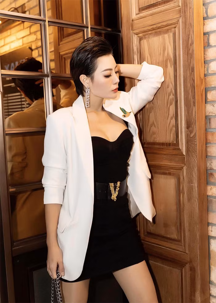 Sở hữu vóc dáng gợi cảm và chiều cao lý tưởng, Thanh Hương rất tự tin khi diện những trang phục khoe body.