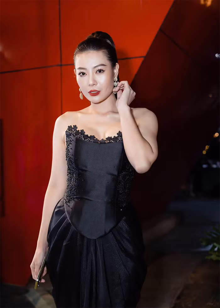 Nữ diễn viên "Cuộc đời vẫn đẹp sao" luôn chọn trang phục gợi cảm nhất có thể để khoe vóc dáng.