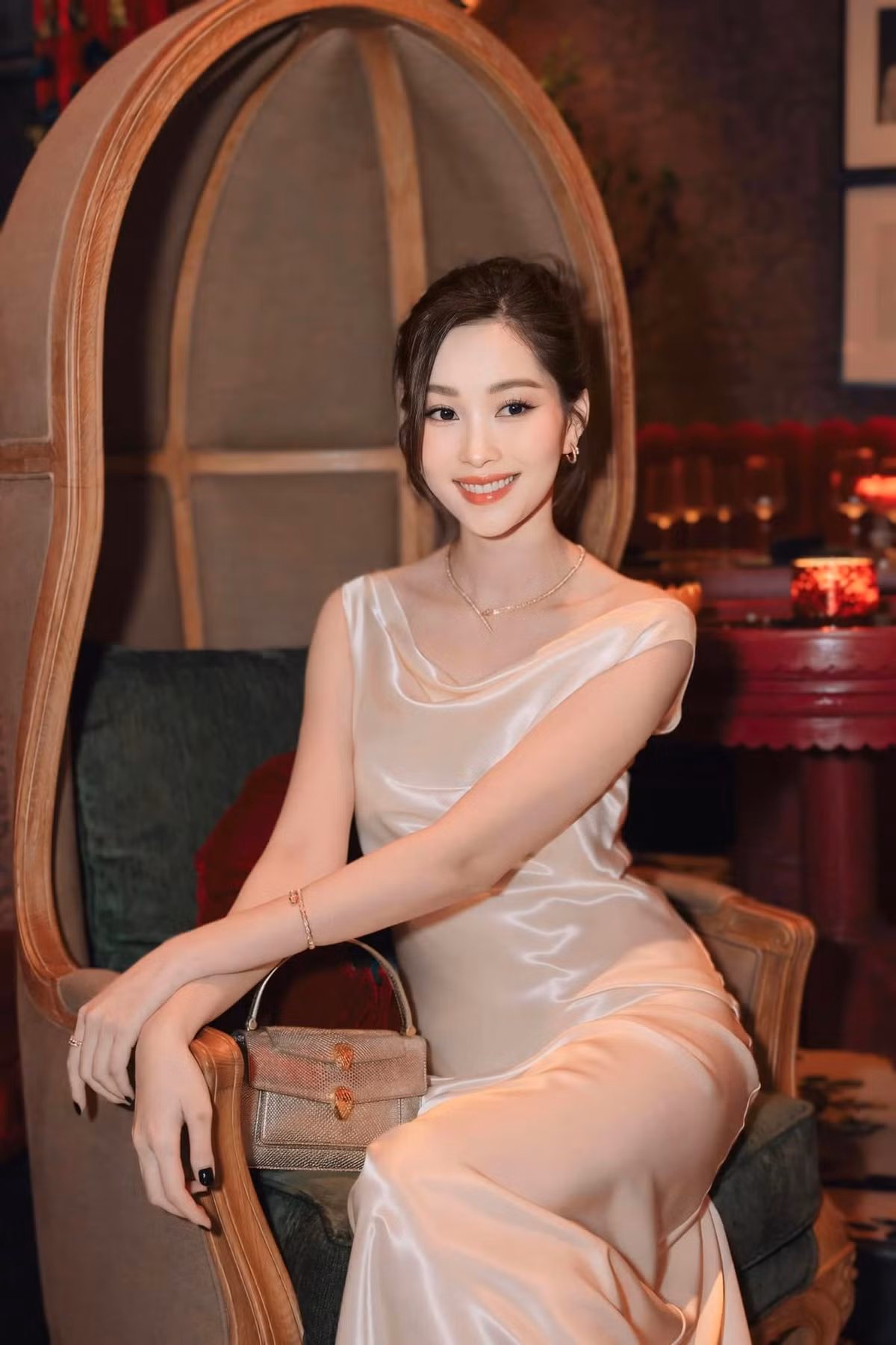 Với vẻ đẹp thuần khiết, cùng phong cách thời trang thanh lịch, Đặng Thu Thảo luôn được xem là một trong những biểu tượng nhan sắc của Vbiz. Ảnh: FB Dang Thu Thao