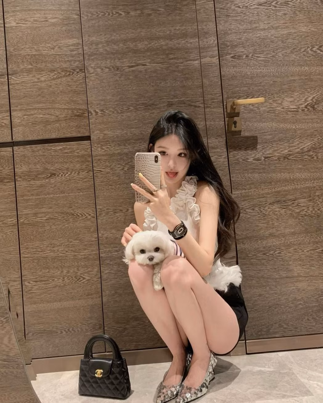 Tuy không cao song vóc dáng của nàng hot girl rất cân đối, ưa nhìn.