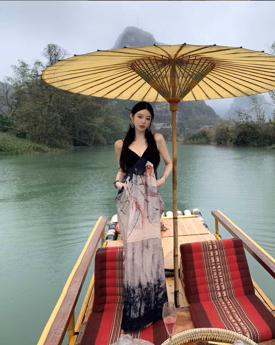 Fanfan đã khéo léo tận dụng những thiết kế ôm sát cơ thể để tôn lên những đường cong quyến rũ, giúp hình ảnh của mình trở nên đầy sức sống.