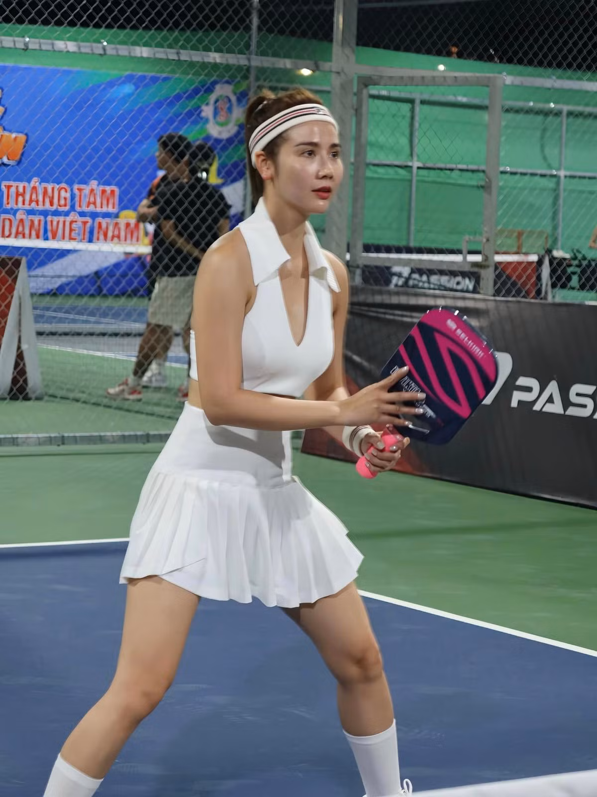 Mặc bàn tán về trang phục khi chơi Pickleball, Huyền Lizzie vẫn thích thú theo đuổi môn thể thao này. Ảnh: FB Phan Minh Huyền