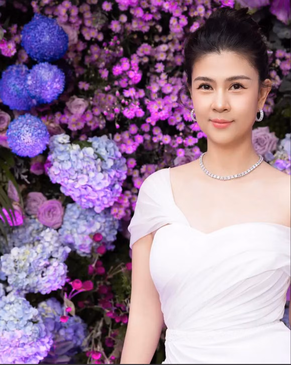 Kim Thư còn sắm nhiều hàng hiệu đắt đỏ, cô dành thời gian để chăm sóc bản thân, giữ được sắc vóc xinh đẹp, trẻ trung. Ảnh: FBNV