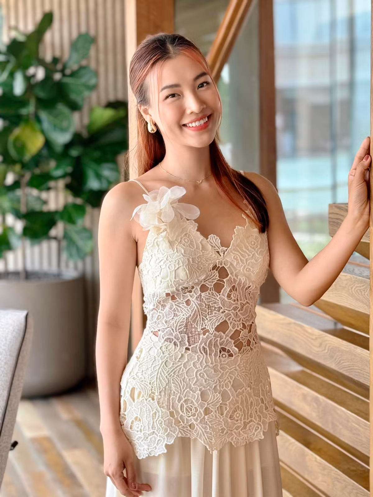 Trong những hình ảnh mới nhất, Á hậu Hoàng Oanh còn gây ấn tượng với phong cách thời trang mạnh mẽ, cá tính.