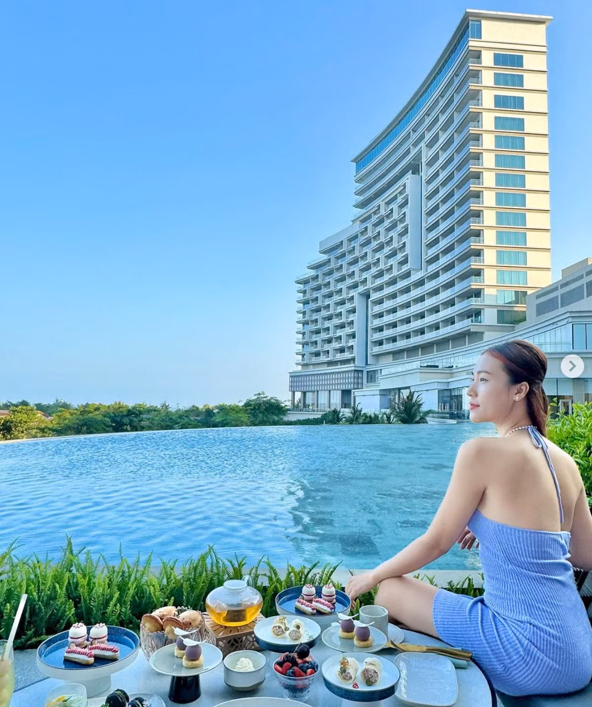 Không ít người hâm mộ dành lời khen ngợi cho sự thay đổi này của người đẹp Hoàng Oanh, cho rằng cô ngày càng xinh đẹp và quyến rũ hơn sau khi ly hôn.