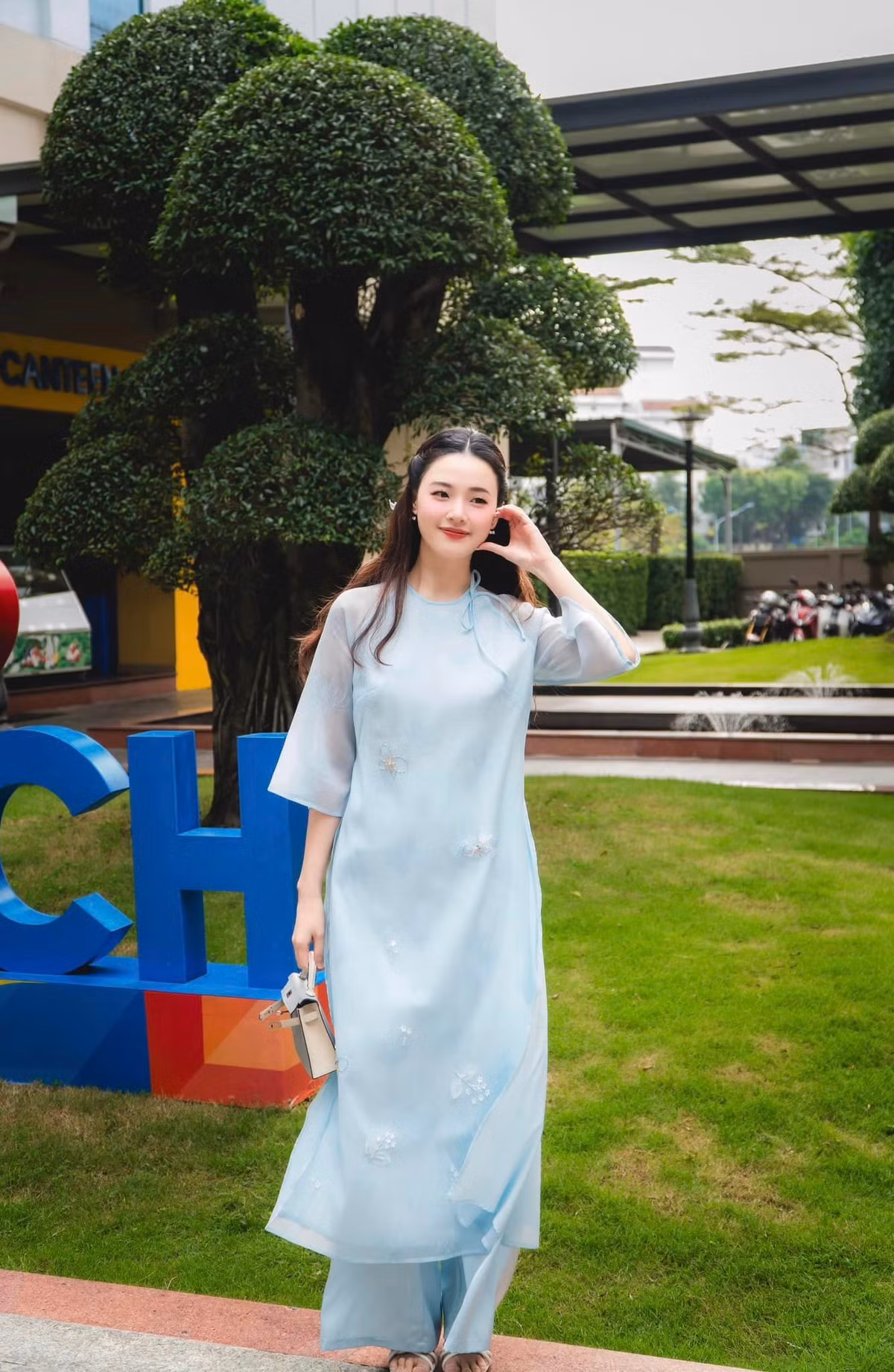  Tin tức sao Việt 21/11: Midu diện áo dài tông xanh pastel mát mắt, kết hợp cùng túi xách Hermes Kelly có giá khoảng nửa tỷ. Ảnh: FB Đặng Thị Mỹ Dung