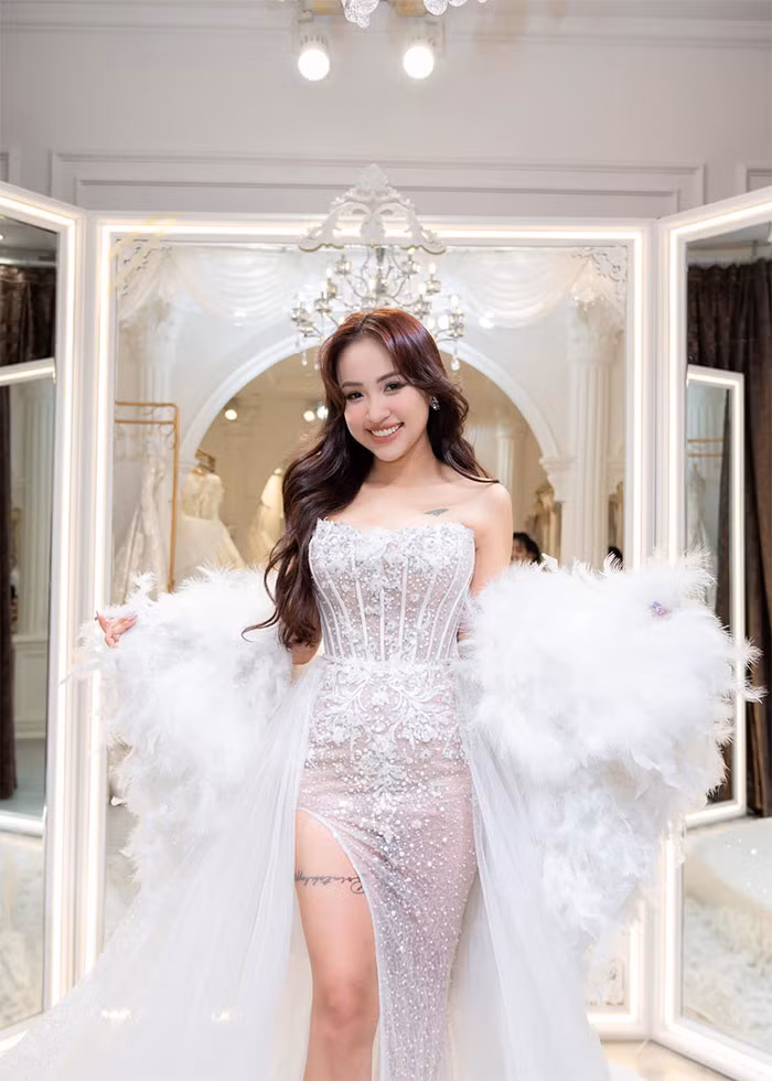 Cả Vân Hugo và chồng đều đã qua một lần đò, có con riêng. Người đẹp sinh năm 1985 từng ly hôn năm 2012, một mình nuôi con trai.