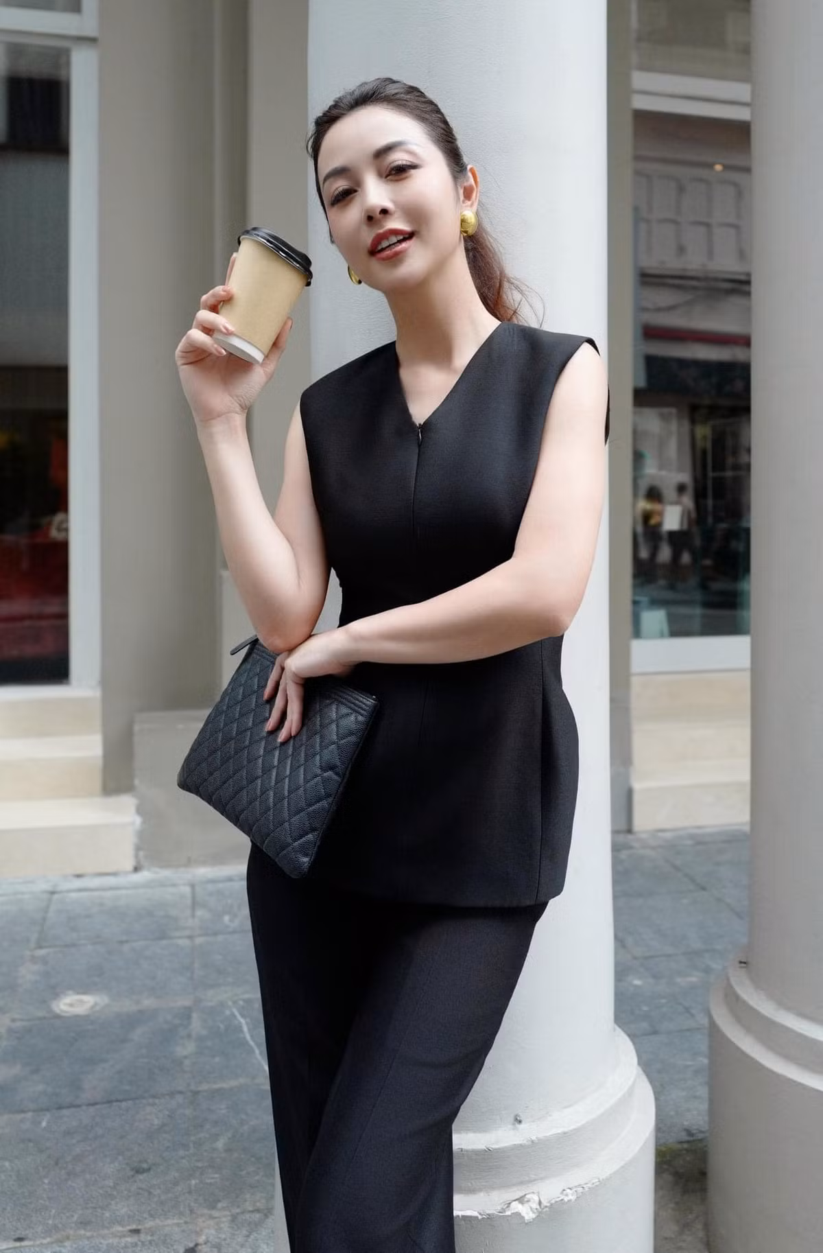 Hoa hậu Jennifer Phạm diện phong cách tối giản, thanh lịch vẫn gây ấn tượng. Ảnh: FB Jennifer Pham
