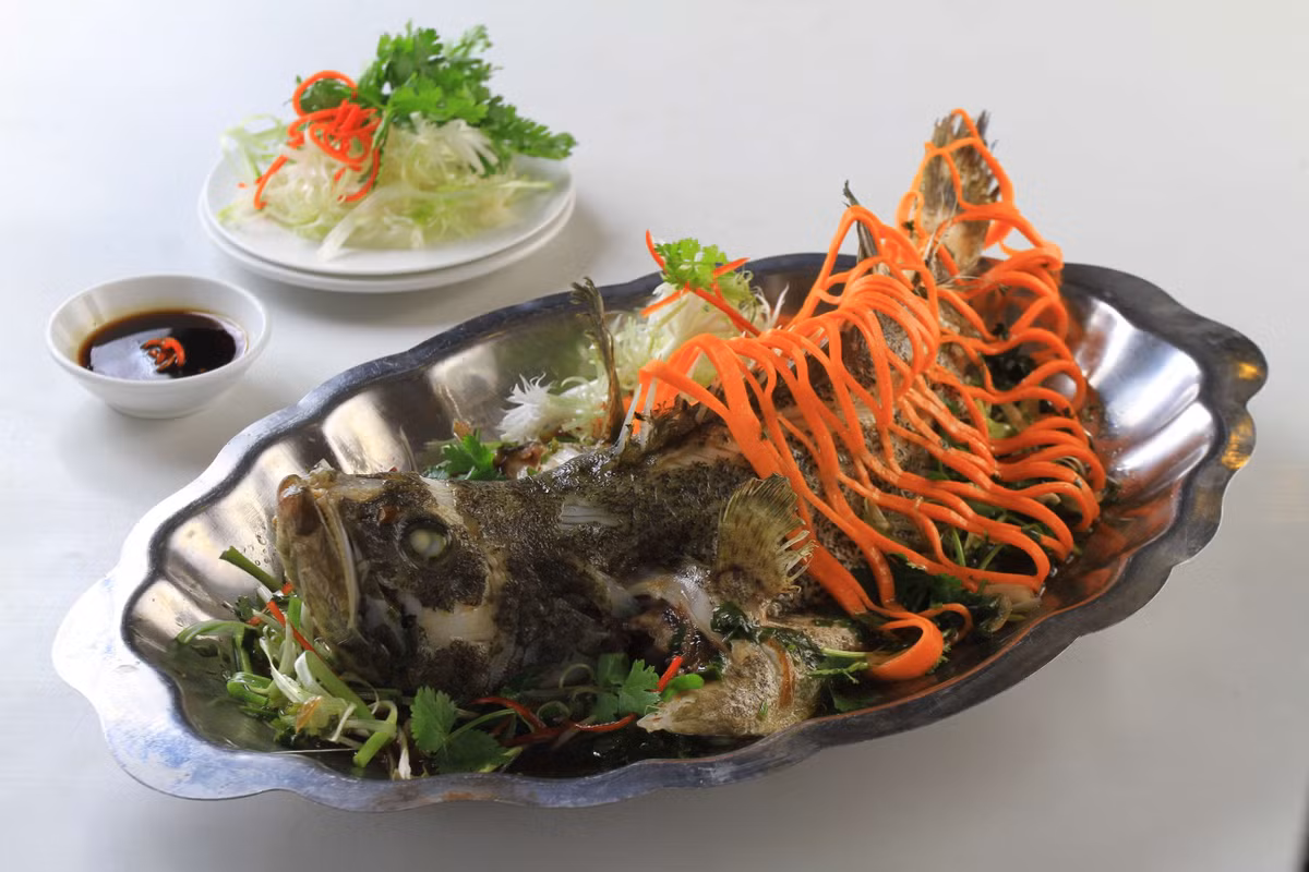 Cá mú bông là nguồn thực phẩm tươi sống chế biến ra nhiều món ăn ngon ở đảo Phú Quý. Thịt cá thơm ngọt, ngon nhất khi nấu với canh chua hoặc xào với cà, khế và rau mùi.