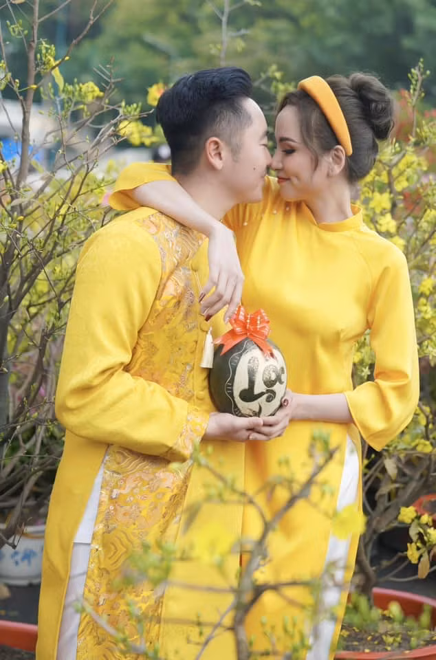 Hoa hậu Thế giới người Việt năm 2010 cùng chồng đang sống giản dị hạnh phúc tại Canada. Người đẹp 34 tuổi làm dịch vụ phun xăm môi, mắt, còn chồng cô thì làm việc tại một công ty.