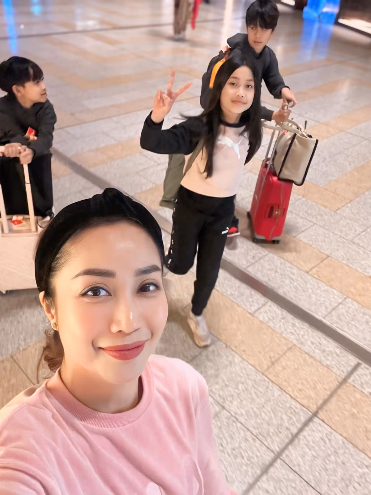 Nữ MC thoải mái hơn khi diện trang phục khi về nước.