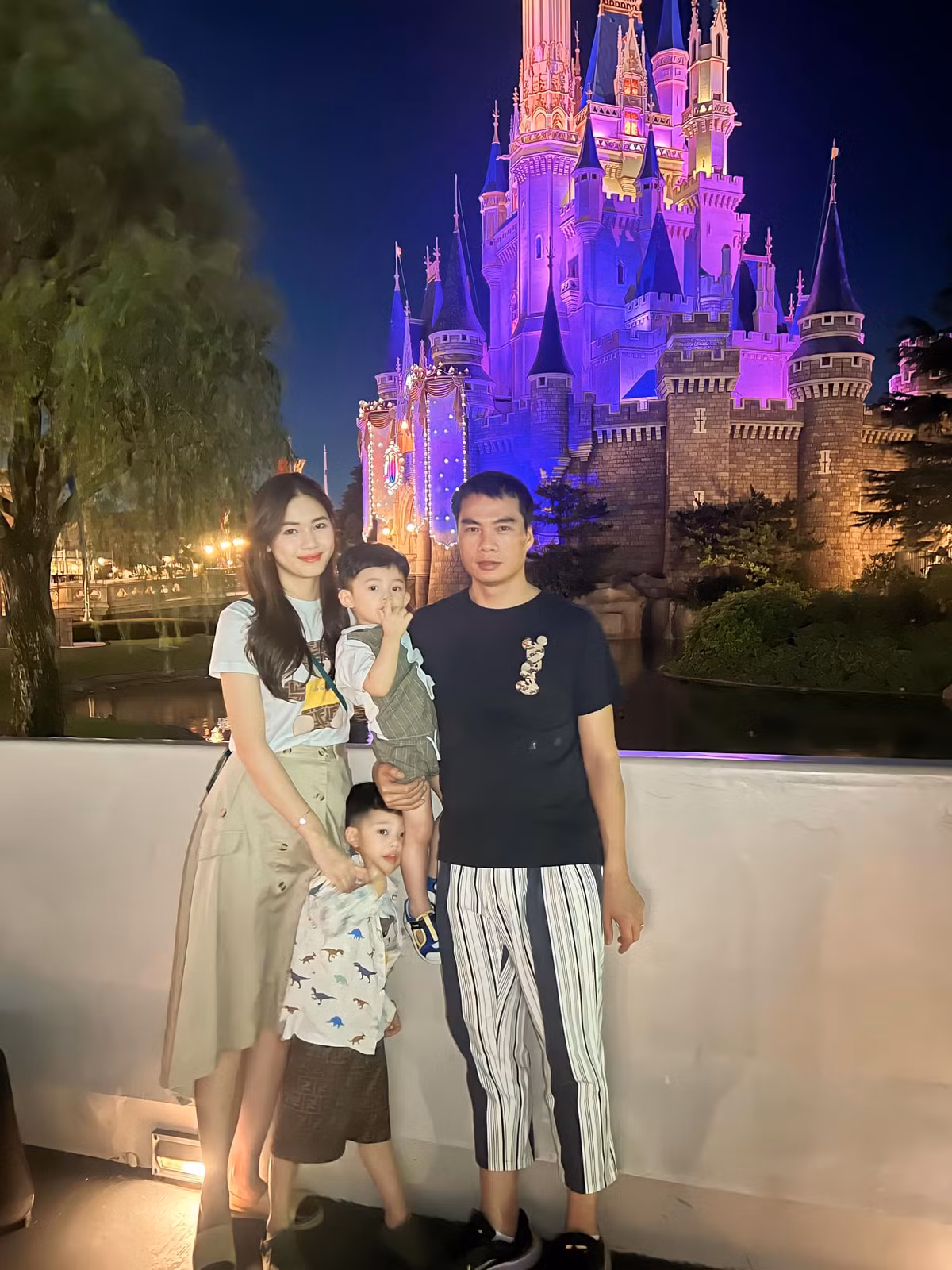 Thanh Tú và chồng đại gia thương xuyên đưa hai con trai đi du lịch.