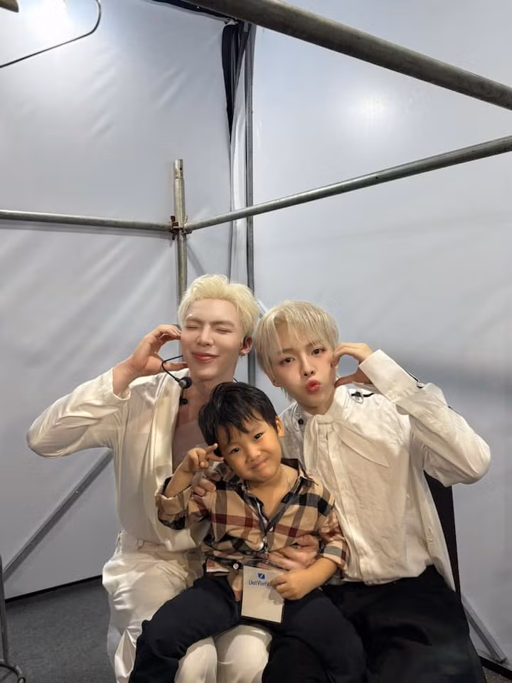 Erik và Đức Phúc chụp ảnh cùng bé Bo - quý tử nhà Hoà Minzy. Ảnh: FB Đức Phúc
