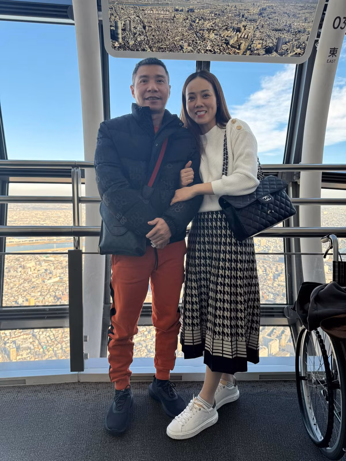 Dù là một nghệ sĩ nổi tiếng, NSND Công Lý cùng vợ trẻ vẫn chọn một cuộc sống giản dị và ấm áp. Ảnh: FB Ngọc Hà Lê