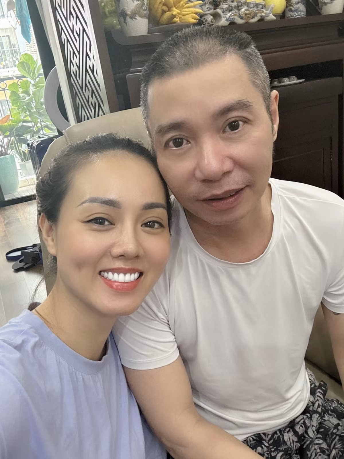 Trên trang cá nhân, vợ Công Lý từng kể lại hành trình cùng chồng điều trị đột quỵ. Cô nói những tháng ngày vừa qua đầy rẫy áp lực, căng thẳng. Song cô không bỏ cuộc, tìm đủ cách chạy chữa với mong muốn Công Lý bình phục trở lại. Ảnh: FB Ngọc Hà Lê