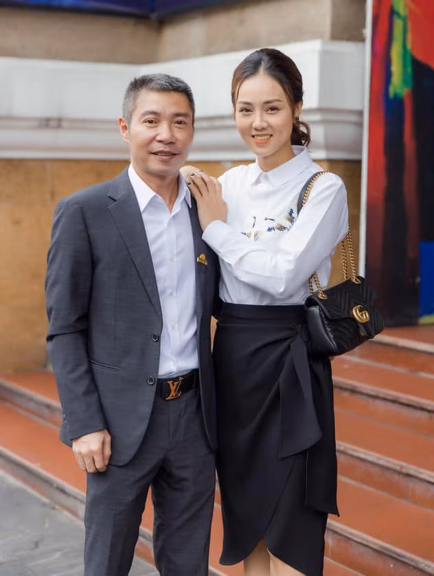 Trong năm đầu tiên của hôn nhân, NSND Công Lý không may gặp biến cố sức khỏe, phải nhập viện một thời gian. Chính vợ trẻ là người ở bên chăm sóc, đồng hành cùng Công Lý trong quá trình anh chữa bệnh. Ảnh: FB Ngọc Hà Lê