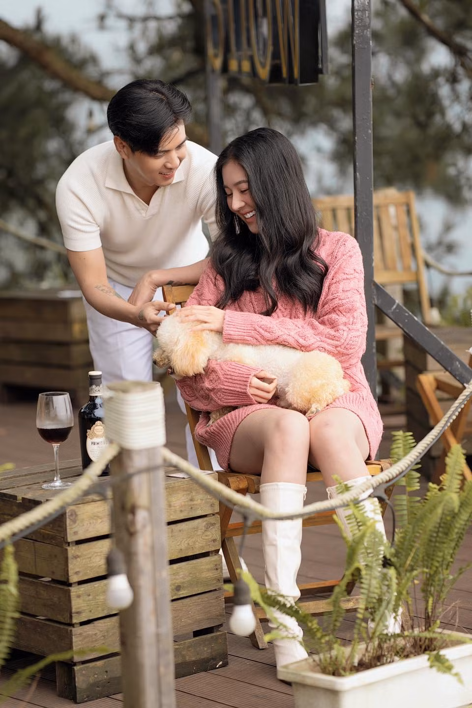 Chênh nhau 17 tuổi hai người từng là chủ đề bàn tán của nhiều người, nhưng tình yêu chân thành của họ đã chứng minh rằng tuổi tác không phải là rào cản. Ảnh: FB Hồ Quang Hiếu