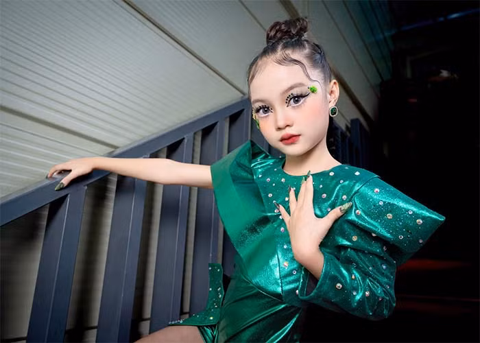 Được bố mẹ cho tham gia nghệ thuật từ sớm nên Khánh An rất dạn dĩ. (Ảnh: FB Khánh An)