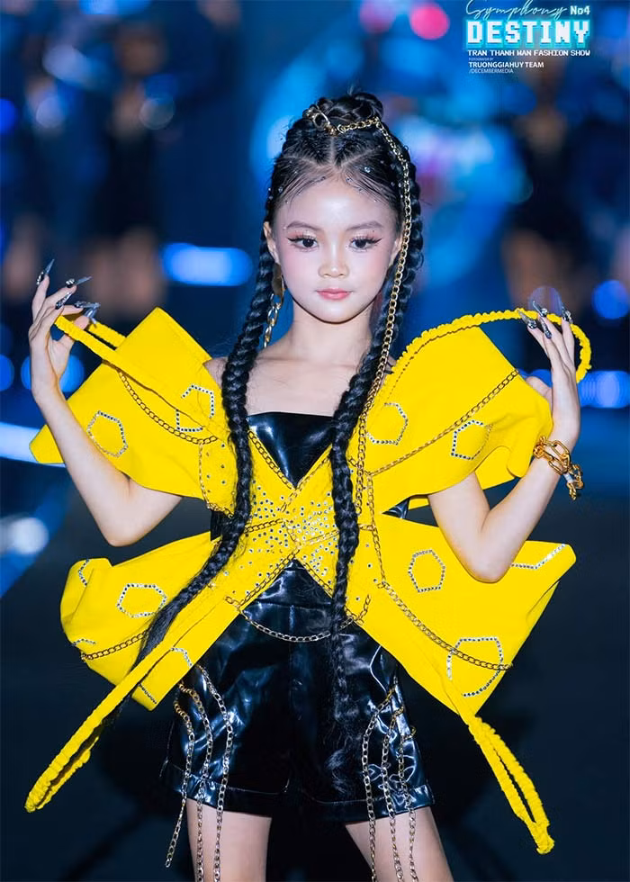 Ngoài đóng phim, Khánh An còn là mẫu nhí. Cô bé từng đoạt giải Á quân 1 Tài sắc nhí Việt Nam 2023, Á quân 2 Siêu mẫu nhí VN Toàn cầu 2024, Á quân The Face Hachio 2023. (Ảnh: FB Khánh An)