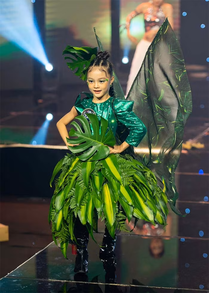 Khánh An tự tin sải bước trên sàn catwalk. (Ảnh: FB Khánh An)