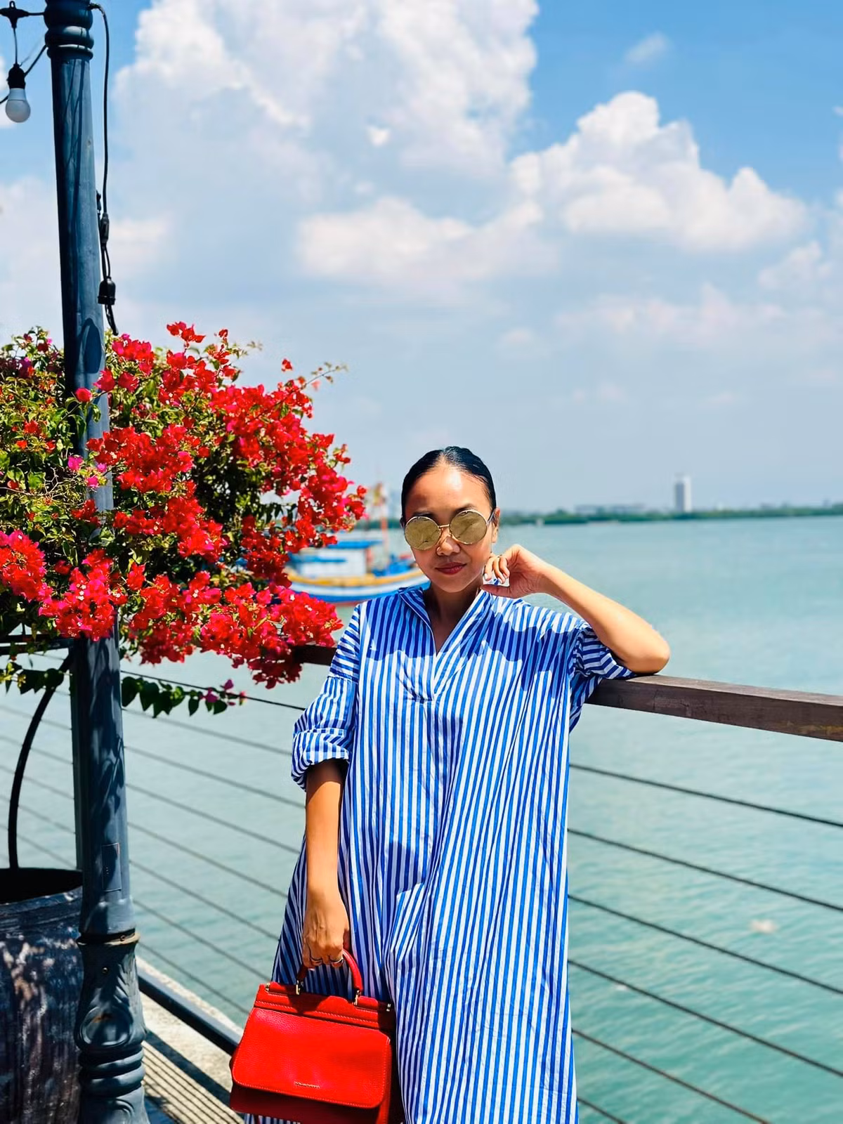 Đoan Trang chụp ảnh ở Quy Nhơn. Ảnh: FB Doan Trang