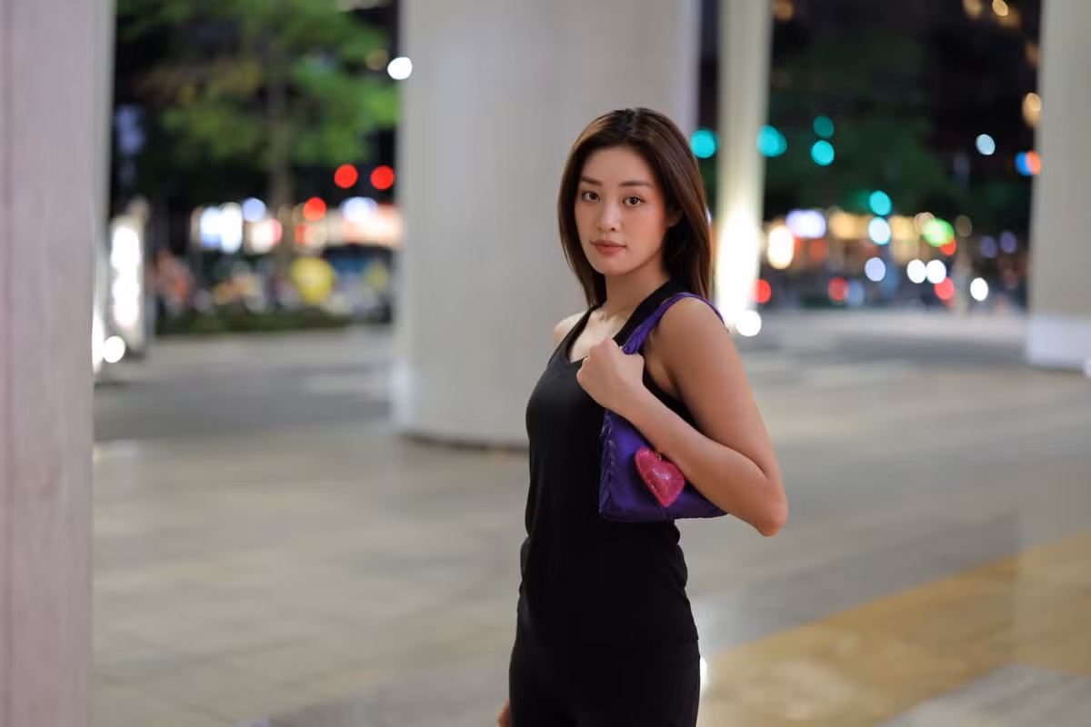 Hoa hậu Khánh Vân dạo phố đêm, khoe nhan sắc mộc xinh đẹp, cuốn hút. Ảnh: FB Nguyễn Trần Khánh Vân