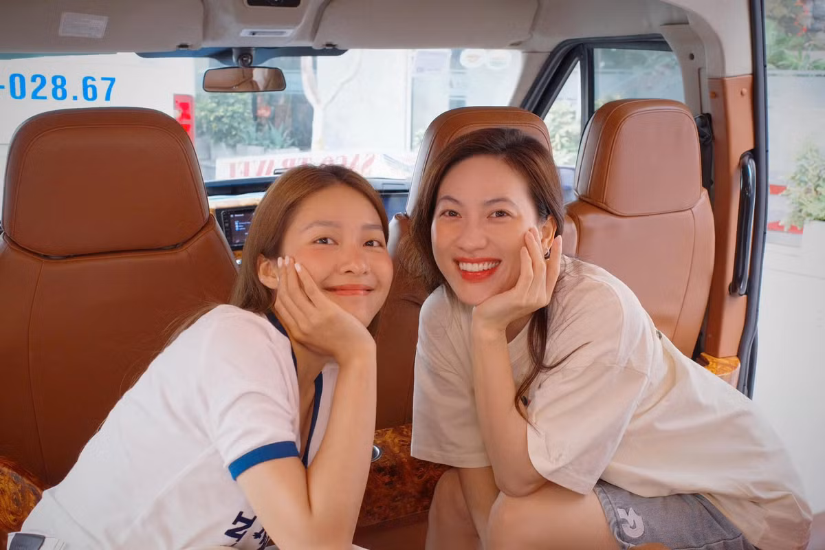 Khả Ngân và Phương Anh Đào rủ nhau chạy bộ. Ảnh: FB Khả Ngân