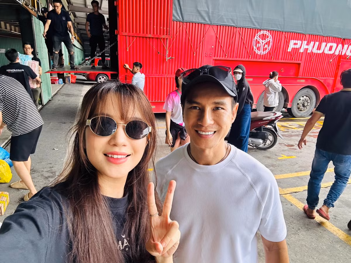 Vợ chồng Lý Hải - Minh Hà tham gia công tác thiện nguyện ủng hộ đồng bào miền Bắc bị lũ lụt. Ảnh: FB Ly Hai Minh Ha