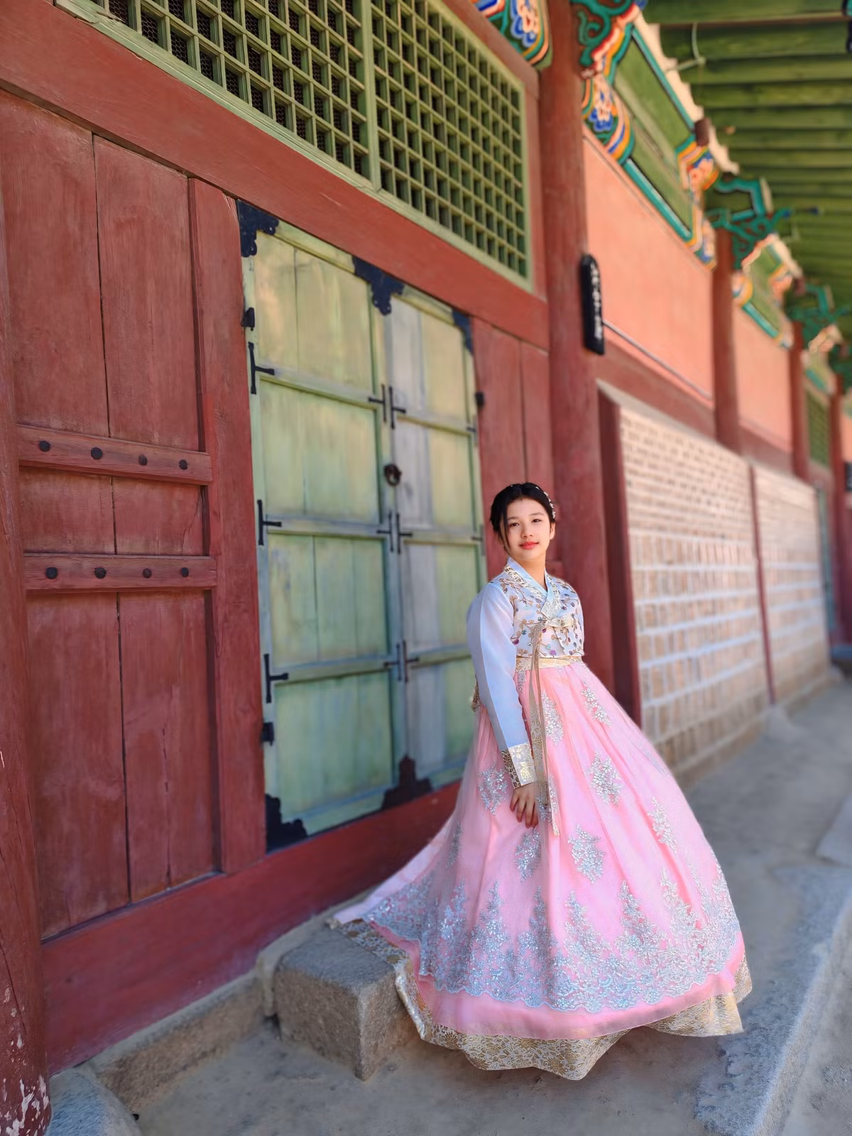 Cô bé thừa hưởng đôi mắt to tròn, sống mũi cao và làn da trắng hồng từ mẹ. Ảnh: FB Jennifer Pham