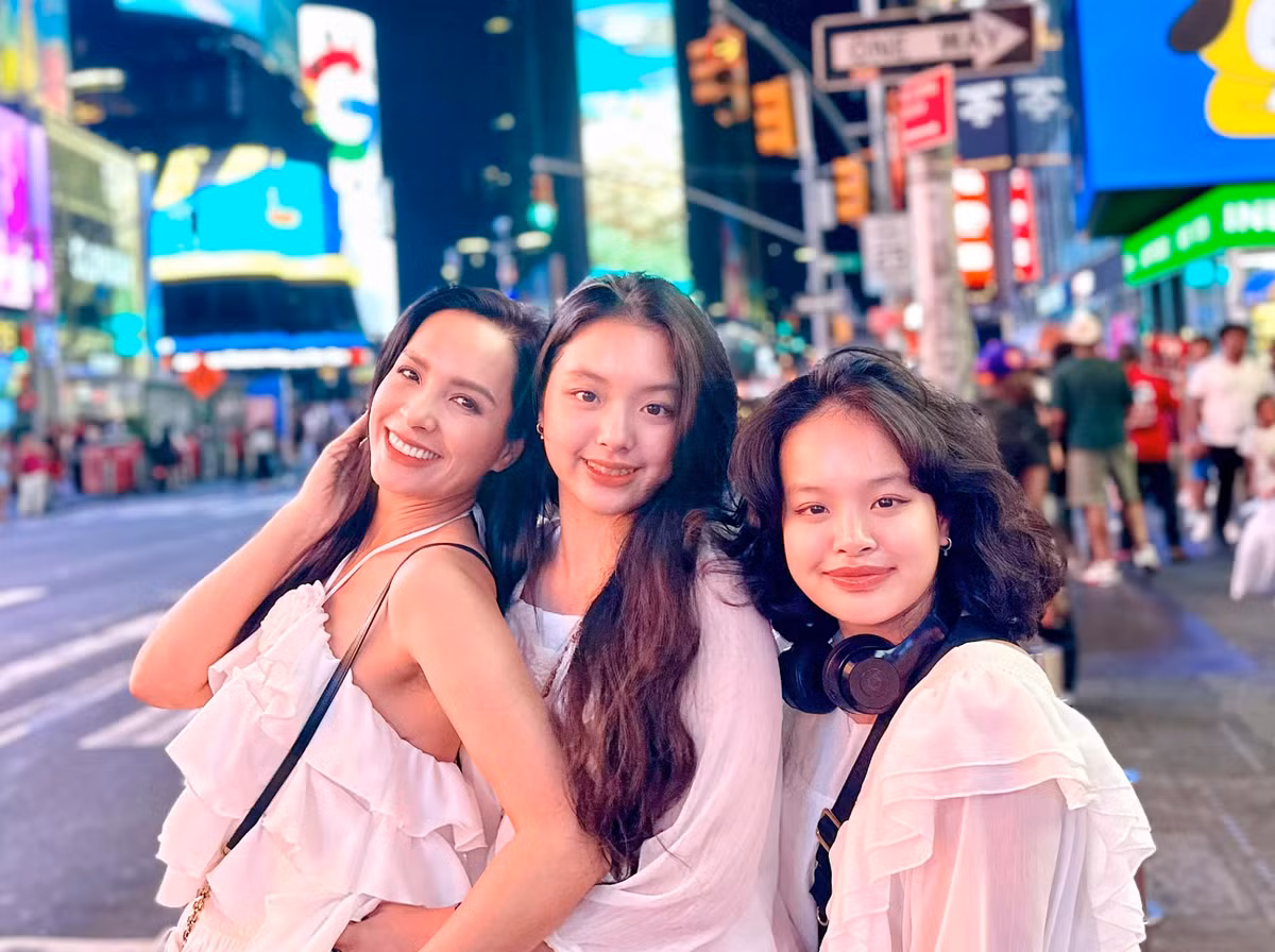 Nhiều người dự đoán, hai con gái nhà cựu siêu mẫu Thúy Hạnh sẽ trở thành mỹ nhân trong tương lai. Ảnh: FBNV