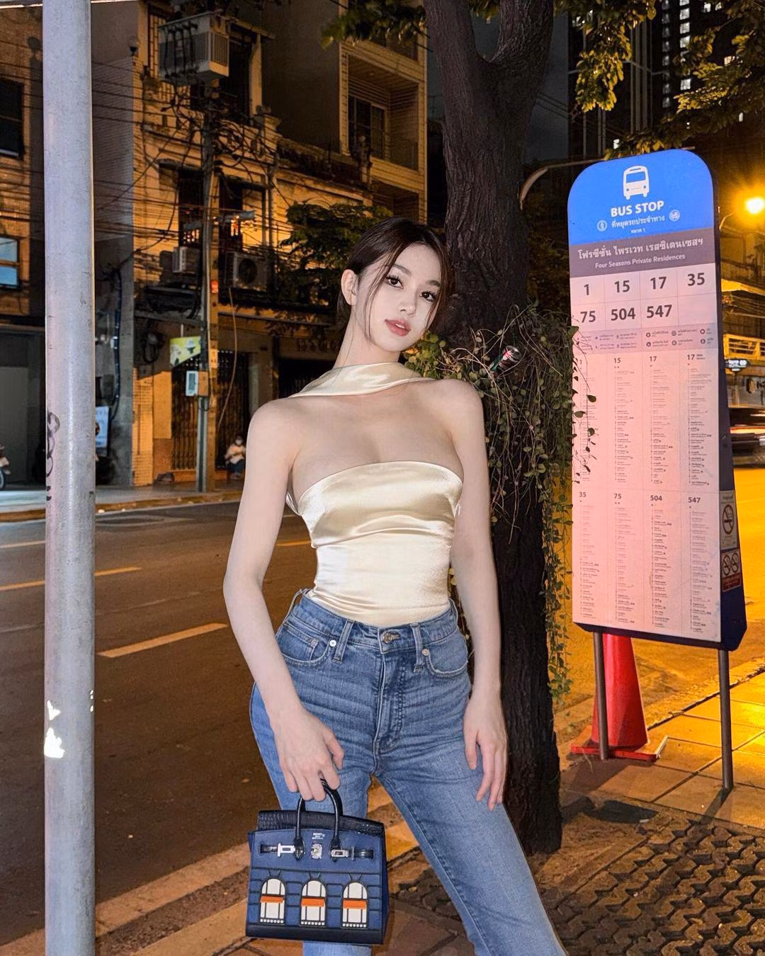 Crissie Lee cho hay cô rất yêu thời trang, nên đầu tư mua sắm quần áo, túi xách hàng hiệu khá nhiều.