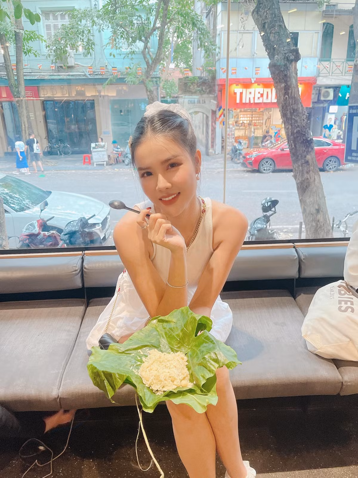 Kỳ Hân thưởng thức cốm, tận hưởng mùa thu Hà Nội. Ảnh: FB Han Ky Nguyen