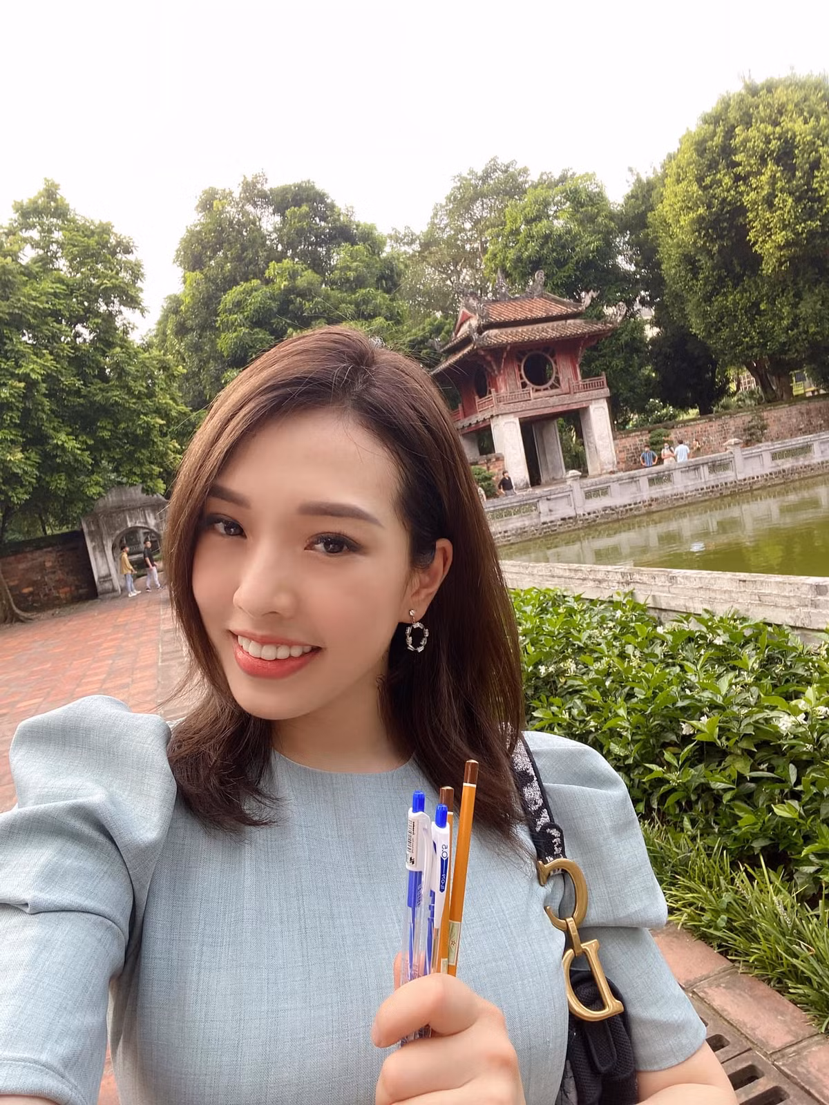 An Vy cũng được xem là "yêu nữ hàng hiệu" khi thường xuất hiện với những phụ kiện đắt đỏ như túi xách, đồng hồ,...
