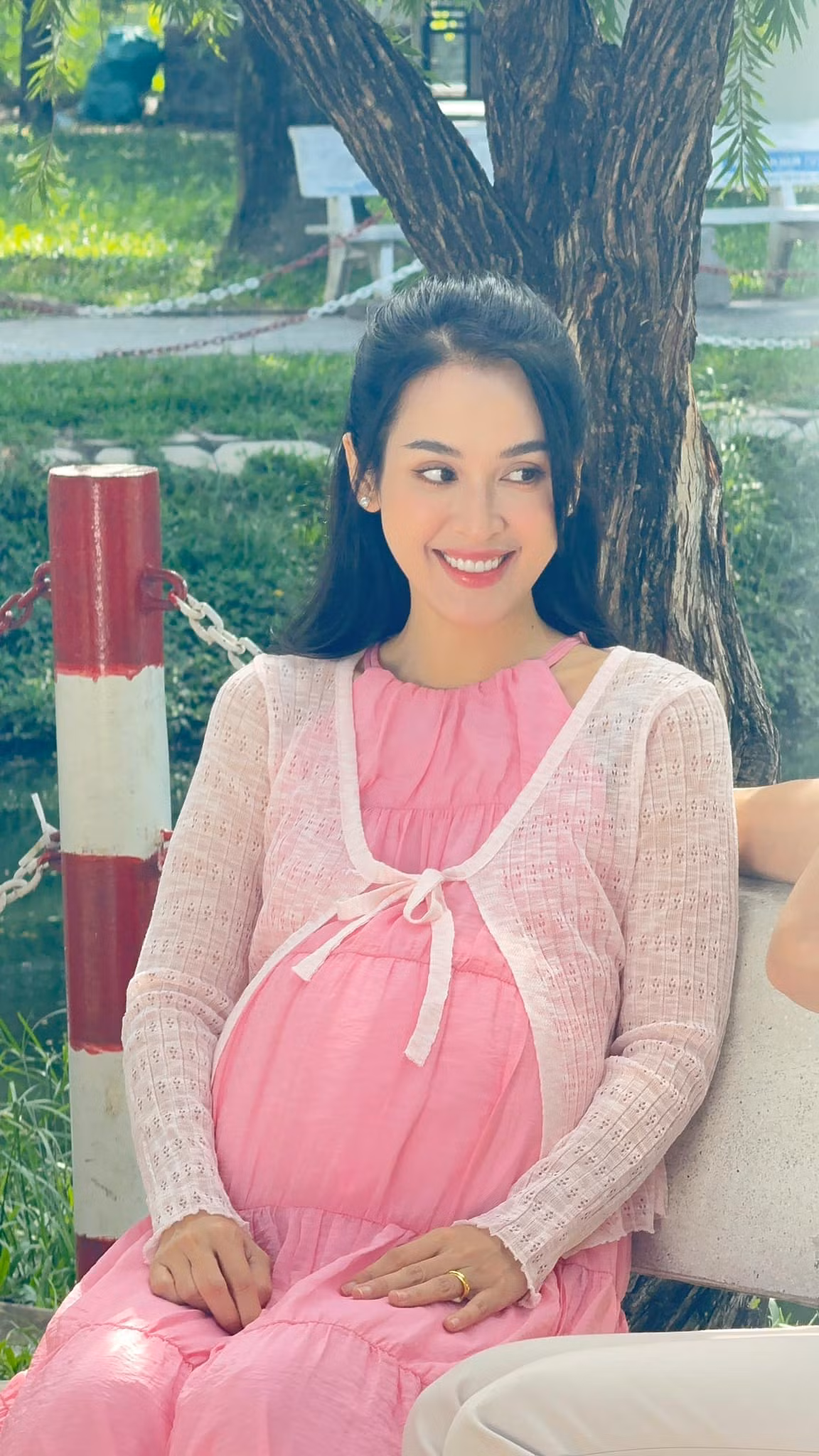 Tú Vi khoe tạo hình nhân vật mới khi đóng vai bà bầu. Ảnh: FB Lê Tú Vi