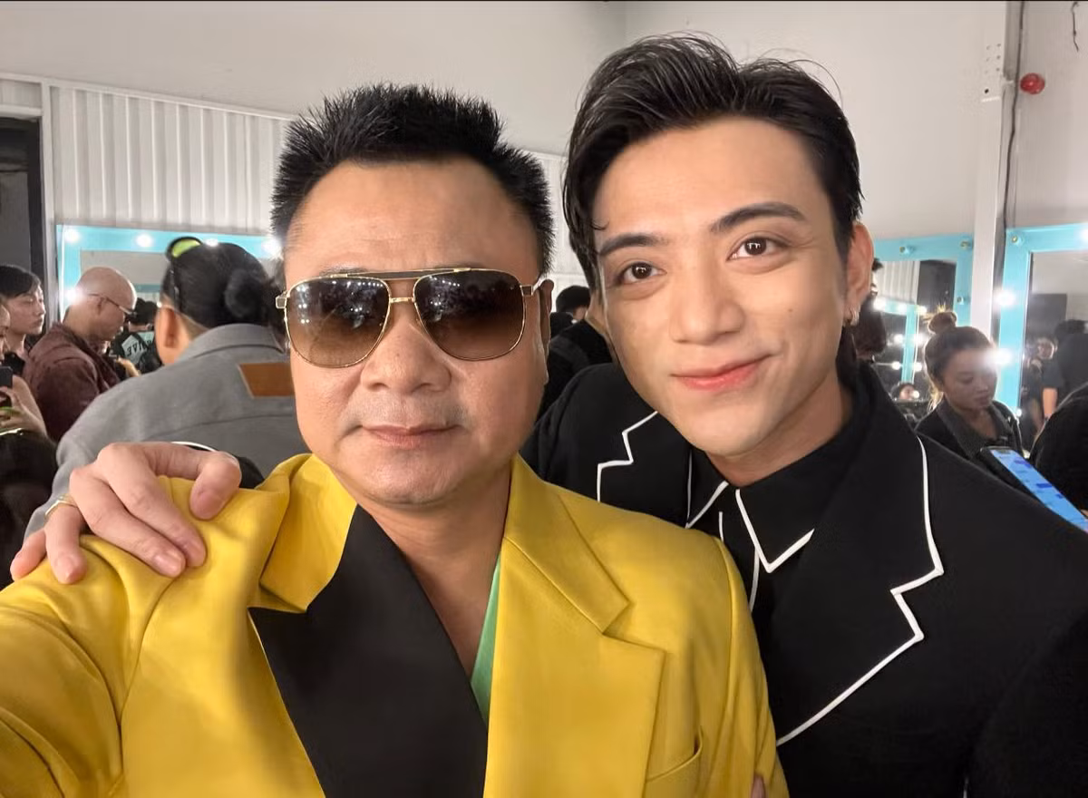Tự Long chúc mừng sinh nhật đàn em: "Chàng trai tài năng nhất của nhà Sao Sáng vừa hát vừa sáng tác vừa làm nhạc vừa nhảy múa vừa làm nhạc công chơi các loại đàn... Chúc cậu Út sang tuổi mới luôn may mắn thành đạt nhiều niềm vui và hạnh phúc. Love". Ảnh: FB Tự Long